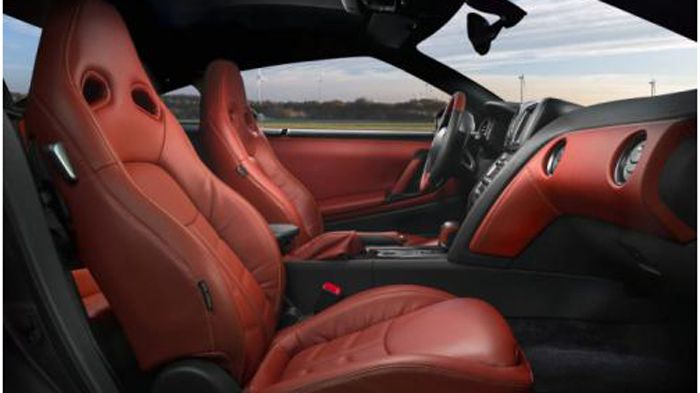 Το μοντέλο επιπλέον θα είναι εξοπλισμένο με ραμμένα στο χέρι δερμάτινα bucket καθίσματα.